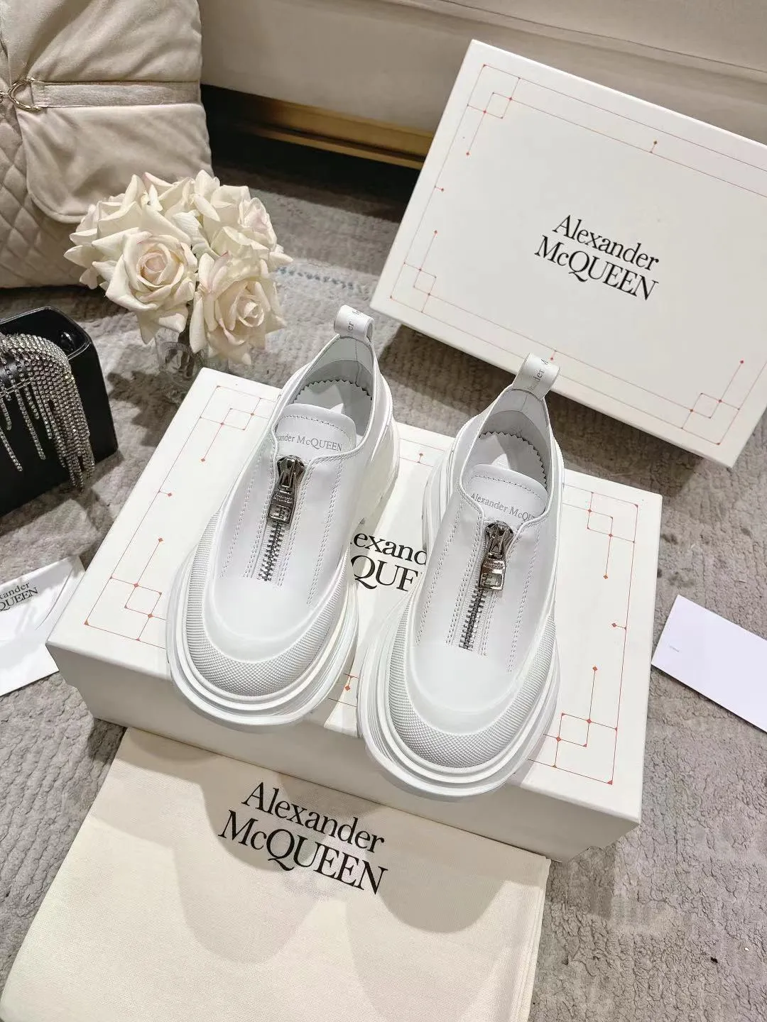 👟👟Ex-factory price 600👟👟 Men's size +10 2023 McQueen classic hot style, top version! ALEXANDERAIexanderMcQUEEN✅ has been certified. The latest 2023 counters will be launched at the same time, international T stage catwalk models. 💯Purchased from top ZP, the original version is 1:1 customized, perfectly reproduced, embellished with waterproof zippers on off-road inspired clothing, with imported anti-wear super soft sock cuffs, 3D glue bright strips, excellent comfort, outsole: original TPU double-layer combination outsole. Fabric: Imported silk cow leather Lining: Imported super soft Lycra/space cloth Foot pads: Imported silk sheepskin Size: 35-40 for women, 39-45 for men. Color: all black, black and white, all white, (add 10 for men’s model)